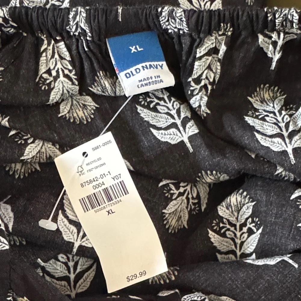 Old Navy Black and White Leaf Pattern Blouse